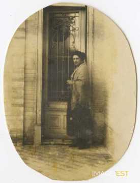 Femme devant une porte